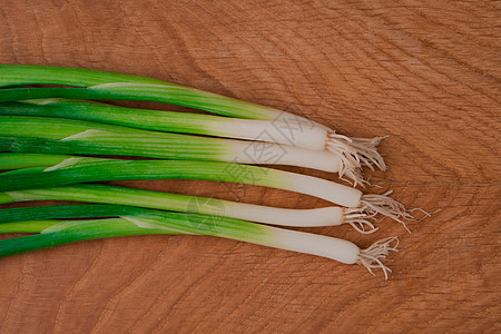 木板上的绿洋葱 适当的营养 维生素是天然的食物洋葱团体收成厨房叶子植物蔬菜农业香菜图片