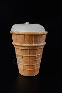 黑色背景的松饼杯中的冰淇淋图片