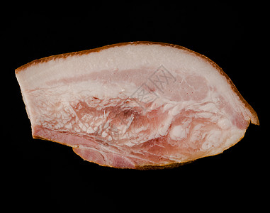 一块厚厚的即食便饭 烟熏 猪油布和一层层肉 在黑色背景上与世隔绝鱼片熏制火腿小吃乡村盐渍皮肤猪肉胸部腹部图片