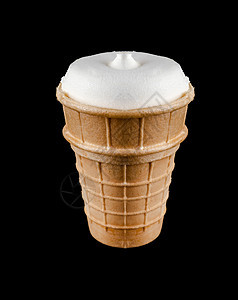 冰淇淋在一个华夫饼杯中 在黑色背景上孤立的图片