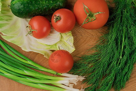 一套蔬菜 包括西红柿 黄瓜 鹦鹉 菜和卷心菜木板农业胡椒厨房叶子饮食烹饪萝卜水果营养图片