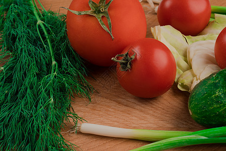 切制木板上的新鲜蔬菜沙拉菜营养萝卜食物黄瓜叶子烹饪市场胡椒健康洋葱图片