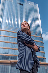 自信的年轻女性站在办公楼附近 在办公室大楼附近男人西装正装建筑玻璃就业管理人员愿望员工城市图片