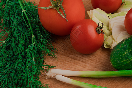 切制木板上的新鲜蔬菜沙拉菜烹饪植物饮食营养洋葱胡椒市场叶子水果黄瓜图片