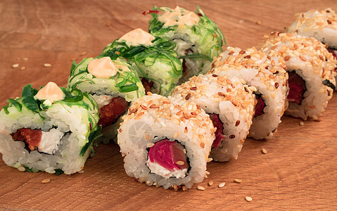 寿司卷在木板上 好吃的食物蔬菜海鲜小吃海藻厨房午餐盘子鱼片饮食美食图片