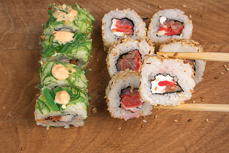 寿司卷在木板上 好吃的食物蔬菜美味烹饪海鲜午餐芝麻盘子小吃鱼片美食图片