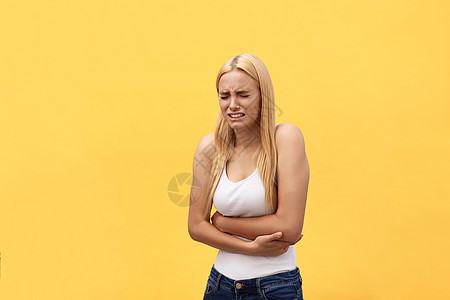 妇女胃痛 因为胃肠或月经是黄色背景语调的胃病征兆女性胃痛便秘腹泻黑发疼痛女孩腹部女士药品伤害白色图片