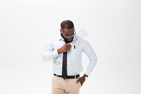 愤怒或恼怒的年轻非洲裔美国男子身穿白色马球衫 表情不悦地看着镜头的画像 消极的人类表达 情绪 感受 身体语言公司商业成人男性工人图片
