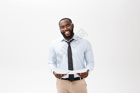 美籍非洲快乐男子在孤立的白白背景上 拿着厚度纸与驚喜和震惊的脸表情清单广告工人商务男性成人商业眼镜惊愕人士图片