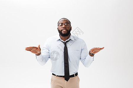 愤怒或恼怒的年轻非洲裔美国男子身穿白色马球衫 表情不悦地看着镜头的画像 消极的人类表达 情绪 感受 身体语言工作成人人士商业男人图片