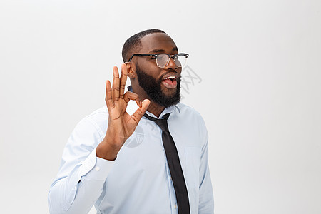 年轻的黑人商务人士看起来很开心 微笑着 打着手势 展示着好的手势 非洲男性用手指显示 OK 手势 肢体语言概念成人成功工作男人幸喜悦高清图片素材