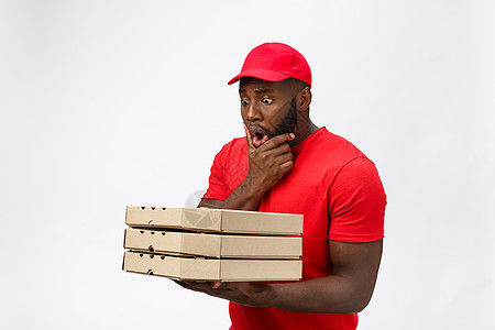 交付概念  英俊的非洲裔美国人披萨运送者的肖像 孤立在灰色工作室背景上 copy space职业成人微笑盒子思维工作服务男生男性背景图片