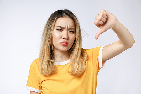 悲伤哭泣沉思疯狂疯狂亚洲女人的画像 在白色背景隔绝的特写镜头年轻亚裔妇女愤怒表演黑发女性头发眉头情感抽搐眼睛工作室图片