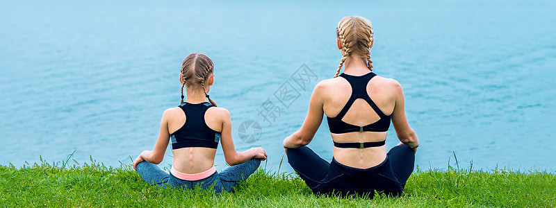 母亲和女儿做瑜伽练习运动冥想女士赤脚沉思父母童年女孩妈妈学习图片