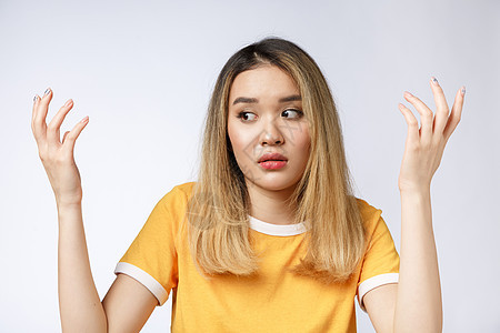 悲伤哭泣沉思疯狂疯狂亚洲女人的画像 在白色背景隔绝的特写镜头年轻亚裔妇女抽搐头发表演工作室女孩成人愤怒女性眉头情感图片