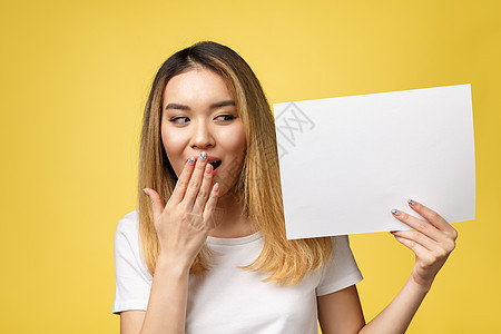 有吸引力的年轻美丽的亚洲女学生 拿着空白白纸 她很迷人木板商业女士标语展示微笑海报女孩快乐成人图片
