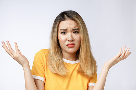 悲伤哭泣沉思疯狂疯狂亚洲女人的画像 在白色背景隔绝的特写镜头年轻亚裔妇女眼睛头发工作室愤怒成人情感抽搐女性女孩眉头图片