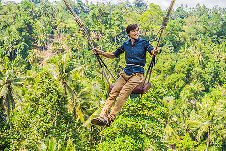 年轻人在印度尼西亚巴厘岛的丛林雨林中荡秋千 在热带摇摆 秋千巴厘岛的潮流冒险假期棕榈肾上腺素游客自由飞行环境旅游女孩图片