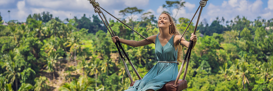 年轻女子在印度尼西亚巴厘岛的丛林雨林中荡秋千 在热带摇摆 秋千  巴厘岛 BANNER 的趋势 LONG FORMAT女士高度假图片