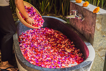 碗中的斯帕花瓣 配有热带花卉 温泉修指甲处理身体按摩玫瑰沙龙香水芳香化妆品女性治疗洗澡图片