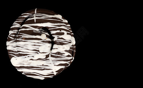 黑色背面的巧克力 黑白和深色糖果面包甜点糕点面团早餐奶油育肥蛋糕美食图片