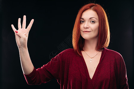 迷人的红发女孩手牵手 举起四根手指图片