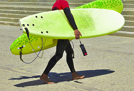 训练后在湿西装中进行冲洗 手持冲浪板海洋假期娱乐滑水板成人齿轮运动员套装冲浪者波浪图片