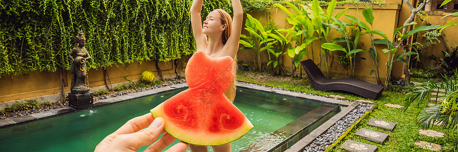 在游泳池背景上穿着西瓜裙的年轻女子 夏季 饮食和健康饮食的概念横幅 长格式水果生活奢华女士甜点衣服成人食物女郎金发图片
