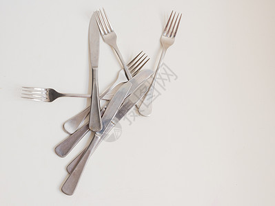 食物背景     四叉子和刀的高角度视图 散布在白桌上 向右复制空间图片