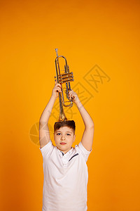 男孩头上戴着乐器的吹号喇叭号角青少年男生男性歌曲排练学习青年音乐工作室图片
