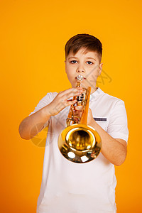 一个男孩吹小号 美丽的少年男孩演奏喇叭乐器男性排练青少年音乐工作室童年男生音乐家创造力幸福图片