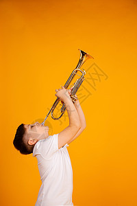一个男孩吹小号 美丽的少年男孩演奏喇叭乐器号角教育青年男生音乐家学习创造力童年幸福孩子图片