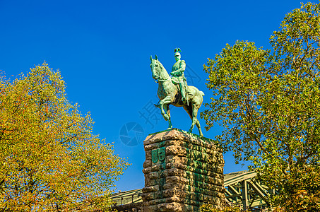 霍亨佐伦桥附近石丘上的凯泽·威廉二世纪念碑的马术神像图片