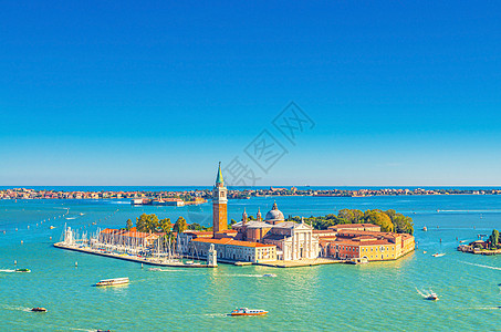 意大利威尼斯圣乔治马吉奥雷岛与坎帕尼莱的空中全景蓝色盆地地区建筑码头教会建筑学水路缆车细菌背景