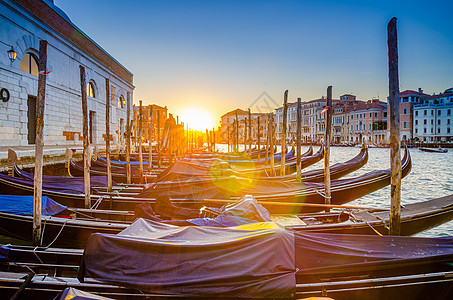 Gondolas停靠在威尼斯大运河水道码头景观历史性文化旅行建筑学渠道缆车运输风格水路图片
