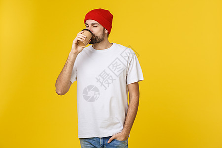 男人穿着孤立的鲜艳黄色 用外卖纸杯喝咖啡 微笑着 因为他会很好地开始新的一天工作室杯子咖啡店成人食物巧克力拉丁饮料胡须男性图片