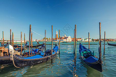Gondolas停靠在威尼斯的水上 Gondoliers航行于圣马科盆地图片