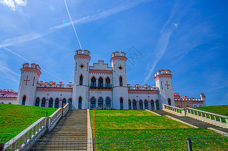 库萨瓦科索沃的普斯洛夫斯基宫殿城堡建筑 在阳光明媚的夏日配有楼梯和绿草坪图片