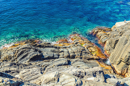 利古里安和地中海水域海岸线的岩石和悬崖图片