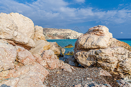 地中海海水中阿弗罗底海湾带有石岩的阿佛罗迪海滨支撑蓝色海岸天空岩石石头假期吸引力海岸线出生地图片