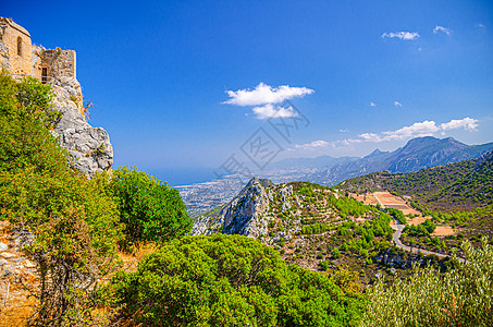 在地中海前山脉和山谷 岩石上的绿树和圣希拉里昂城堡废墟的空中景象图片
