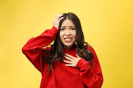 惊吓的美丽的年轻女人 张开大嘴巴盯着镜头 发现她有些失望 她孤立在黄色工作室的背景上 他被一些东西所蒙蔽了压力白色眼睛情感挫折女图片