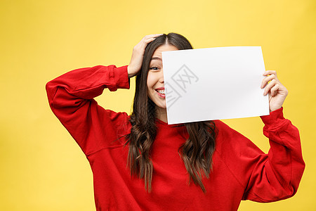 女孩手里握着白纸 办公室工人拿一张空白纸快乐广告牌商务工作室商业卡片微笑木板女性人士图片