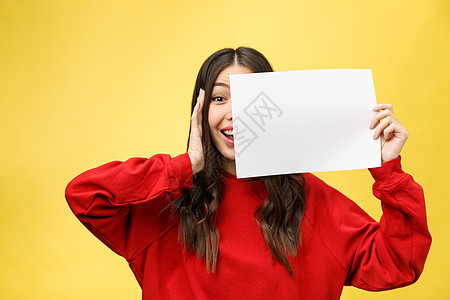 女孩手里握着白纸 办公室工人拿一张空白纸工作室广告牌微笑横幅女性商业卡片学生木板商务图片
