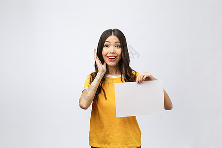 广告横幅标志女人兴奋地指着看空空白广告牌纸标志板 孤立在白色背景上的年轻女商务人士人士标语女性微笑海报快乐商业惊喜卡片木板图片