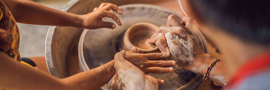 父亲和儿子在陶瓷车间做陶瓷锅 由长门BANNER工艺手工业男人制造业成人制品母亲女性手工婴儿图片