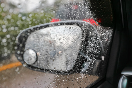 车内挡风玻璃上的雨滴 交通堵塞运输市中心天气高峰窗户驾驶玻璃街道时间图片