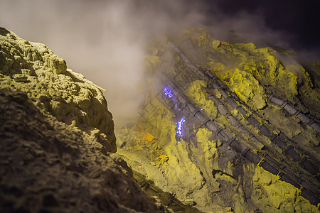 印度尼西亚爪哇岛 Ijen 火山火山口内的蓝火是著名的 矿工们在那里收集来自火山气体的硫磺 世界上最著名的火山物体之一 前往印度图片