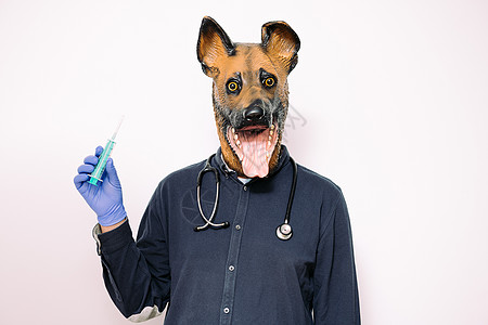 狗生病戴狗面罩的人显示有注射器背景