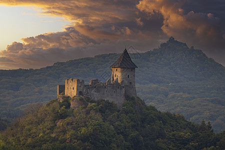 斯洛伐克与匈牙利边境的索摩斯卡城堡风景蓝色遗产旅行建筑学历史性废墟森林历史爬坡图片